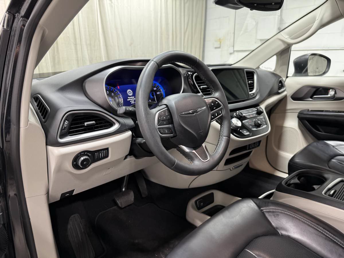 Used 2023 Chrysler Pacifica Touring-L FWD image 10