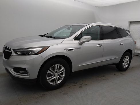 Used 2020 Buick Enclave Essence image 2