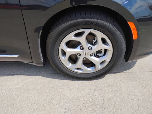 Used 2023 Chrysler Pacifica Limited image 25