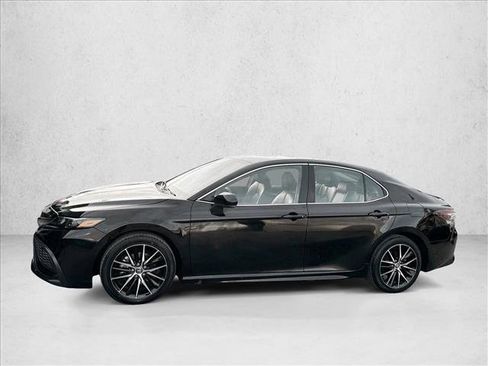 Used 2024 Toyota Camry SE image 4