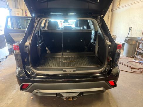 Used 2021 Toyota Highlander LE AWD/4WD image 18