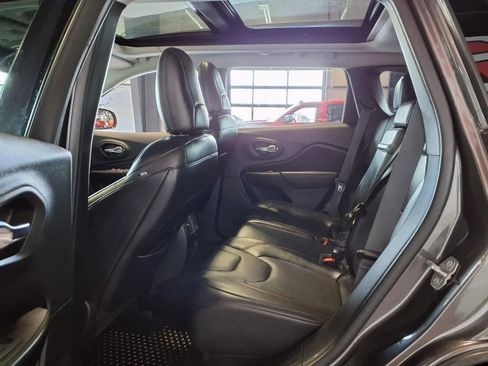 Used 2019 Jeep Cherokee Trailhawk AWD/4WD image 14