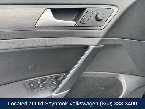 Used 2018 Volkswagen Golf SE image 32