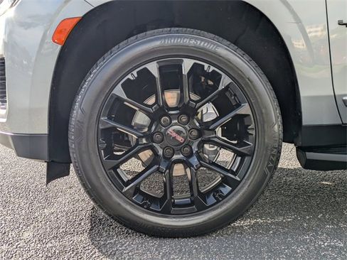 Used 2024 GMC Yukon SLT w/ SLT Luxury Package image 13