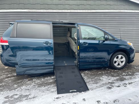 Used 2012 Toyota Sienna LE image 4
