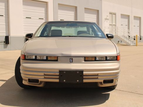 Used 1997 Oldsmobile Cutlass Supreme SL FWD image 24