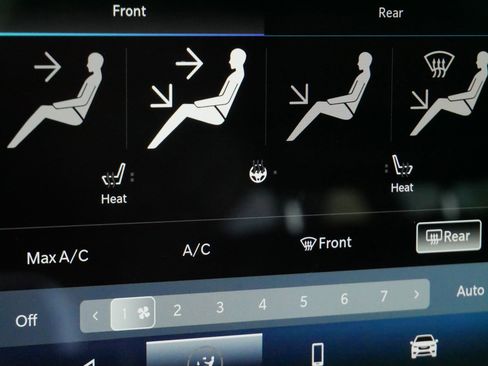 Used 2023 Chrysler Pacifica Touring-L image 30