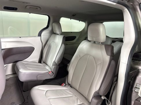 Used 2017 Chrysler Pacifica Touring-L FWD image 24
