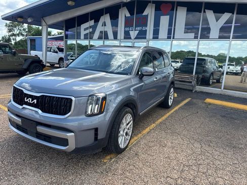 Used 2023 Kia Telluride EX w/ EX Captain's Chair Package FWD image 2