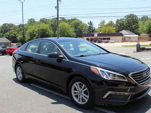 Used 2015 Hyundai Sonata SE w/ Option Group 09 FWD image 3