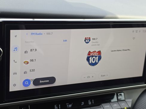 Used 2025 Toyota Camry SE w/ Multimedia Upgrade Package image 19