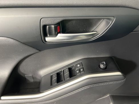 Used 2023 Toyota Highlander L image 4