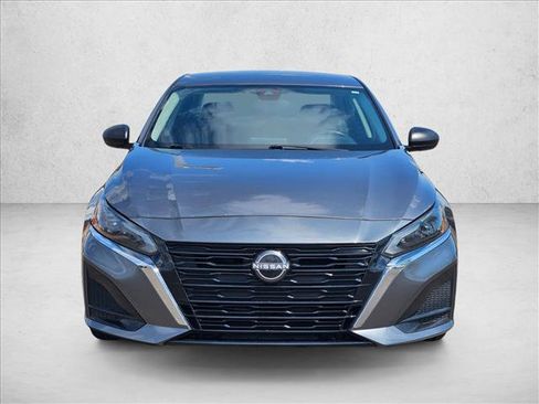 Used 2024 Nissan Altima 2.5 SV FWD image 2
