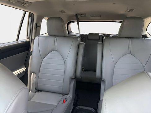 Used 2022 Toyota Highlander XLE FWD image 20