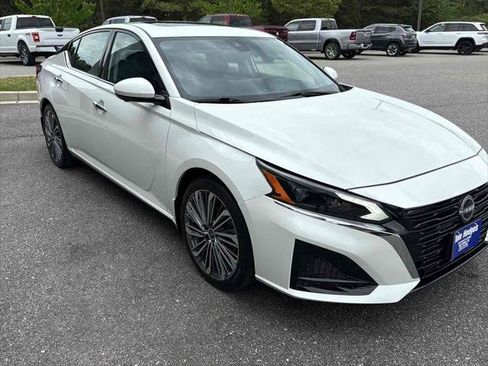 Used 2024 Nissan Altima 2.5 SL FWD image 3