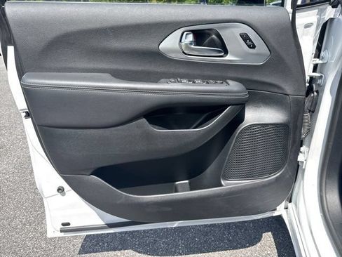 Certified 2026 Chrysler Pacifica Limited w/ S Appearance Package FWD image 11