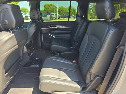 Used 2022 Jeep Wagoneer Series III w/ Flexible Seating Group AWD/4WD image 11
