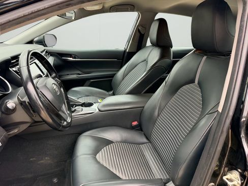 Used 2020 Toyota Camry SE FWD image 9