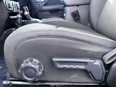 Used 2019 Jeep Wrangler Unlimited Sahara image 11