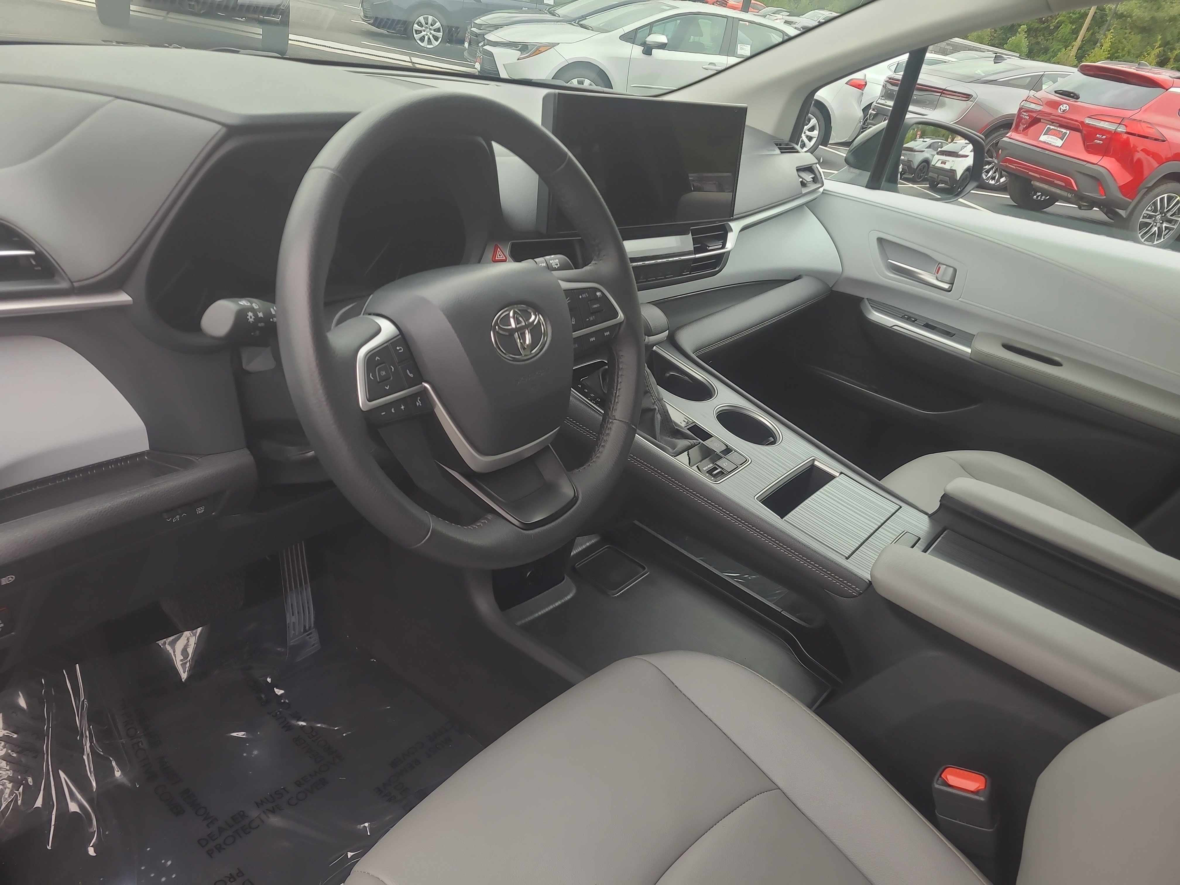 Certified 2026 Toyota Sienna XLE FWD image 15
