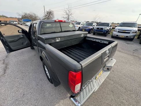 Used 2010 Nissan Frontier SE image 24