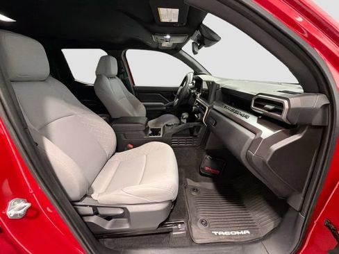 Certified 2025 Toyota Tacoma SR5 AWD/4WD image 22