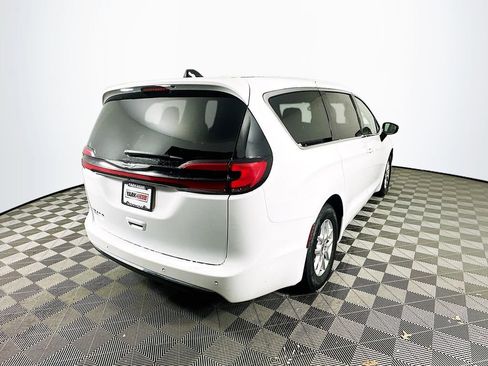 Certified 2024 Chrysler Pacifica Touring-L image 11