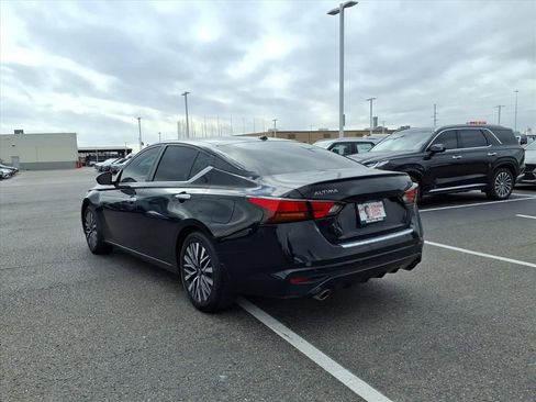 Used 2023 Nissan Altima 2.5 SV w/ SV Premium Package image 3