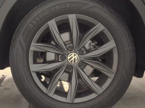 Used 2023 Volkswagen Tiguan SE FWD image 9