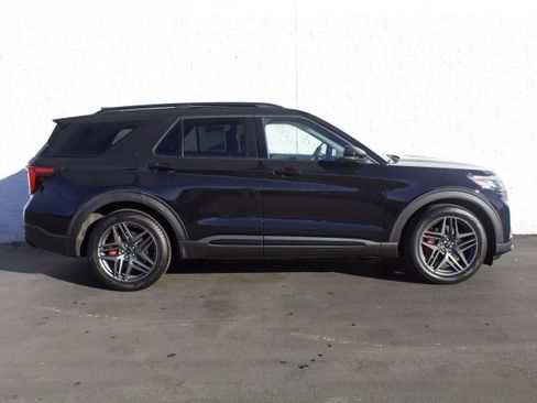 Used 2025 Ford Explorer ST image 5