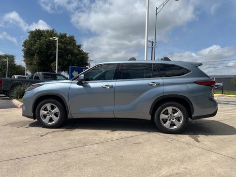 Used 2022 Toyota Highlander LE FWD image 3