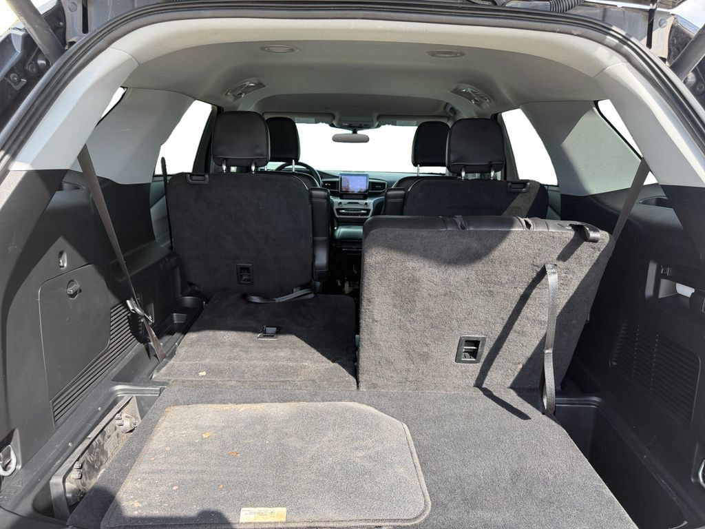 Used 2023 Ford Explorer XLT w/ Equipment Group 202A RWD image 18