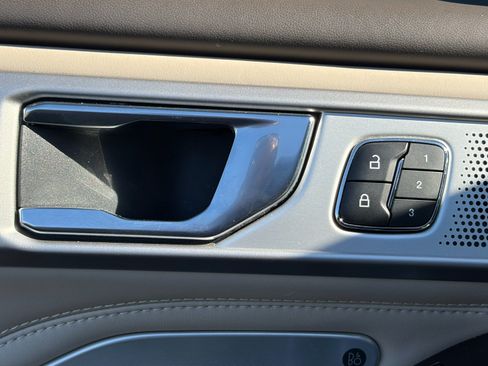 Used 2020 Ford Explorer Platinum w/ Premium Technology Package AWD/4WD image 9