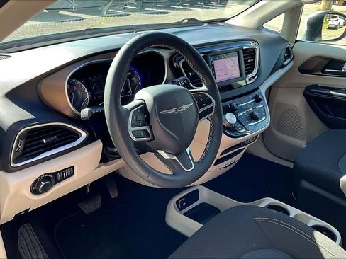 Used 2022 Chrysler Voyager LX image 13
