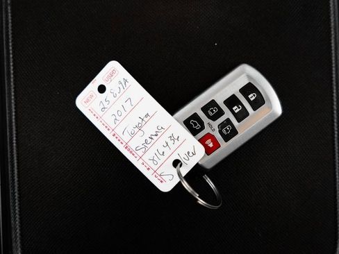 Used 2017 Toyota Sienna XLE image 23