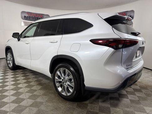 Used 2024 Toyota Highlander Limited FWD image 6