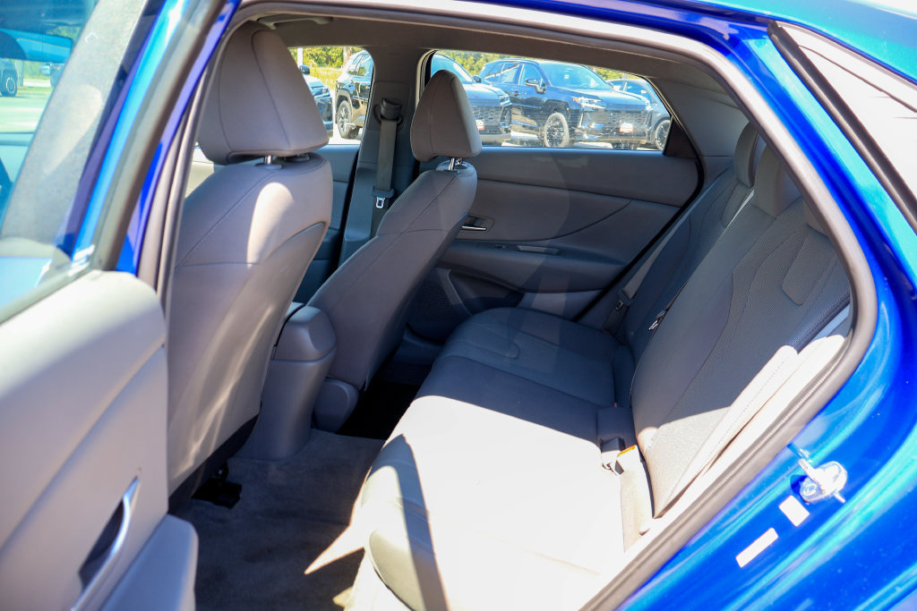 Used 2023 Hyundai Elantra SE w/ Cargo Package FWD image 11