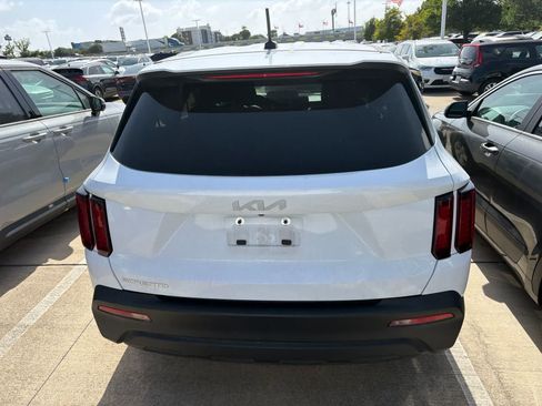Used 2023 Kia Sorento LX FWD image 6