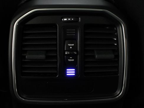 Certified 2021 Porsche Macan AWD/4WD image 32
