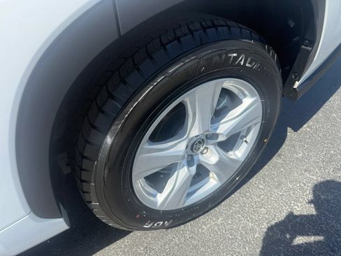 Used 2025 Toyota Highlander LE FWD image 31