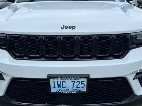 Used 2025 Jeep Grand Cherokee Limited w/ Black Appearance Package AWD/4WD image 12