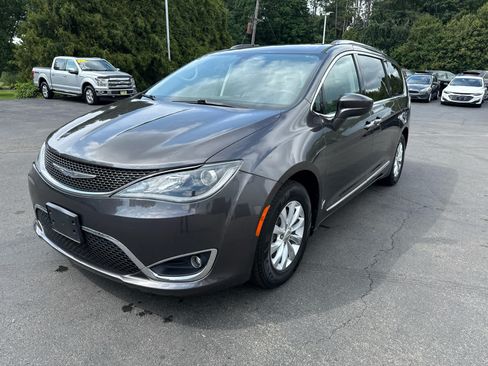 Used 2018 Chrysler Pacifica Touring-L Plus FWD image 7