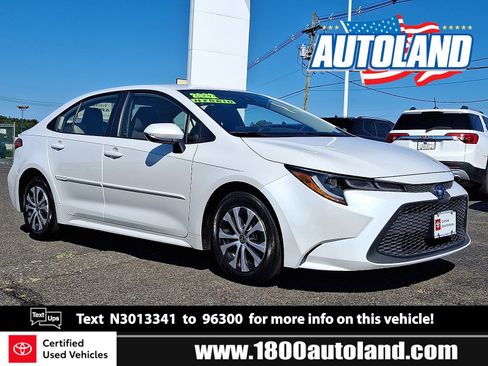 Certified 2022 Toyota Corolla LE image 1