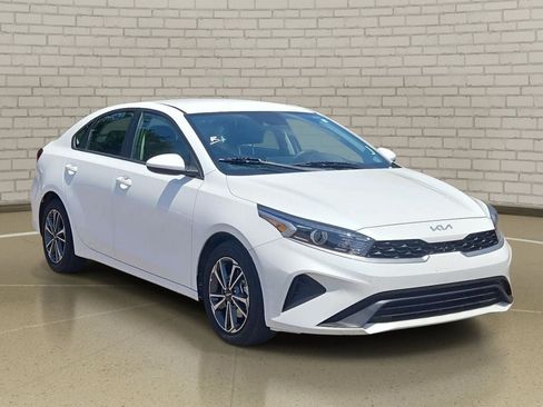 Used 2024 Kia Forte LXS FWD image 3
