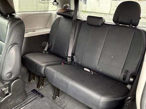 Used 2016 Toyota Sienna SE Premium image 23