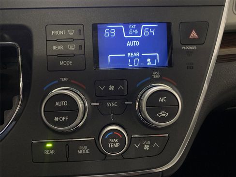 Used 2017 Toyota Sienna Limited Premium image 21