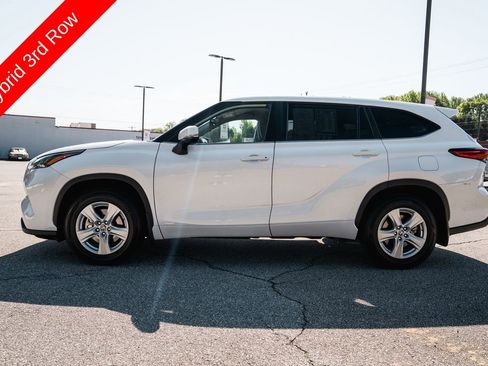 Used 2023 Toyota Highlander LE AWD/4WD image 4