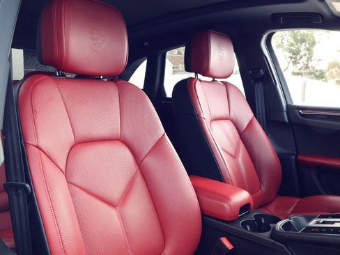 Certified 2025 Porsche Macan image 24