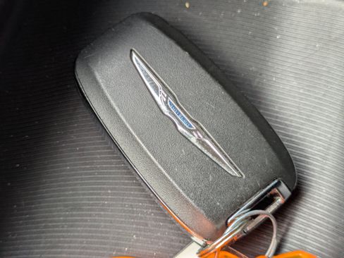 Used 2023 Chrysler Pacifica Touring-L image 25