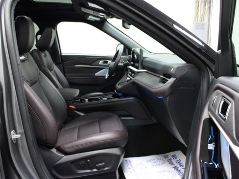 Used 2025 Ford Explorer Platinum image 17